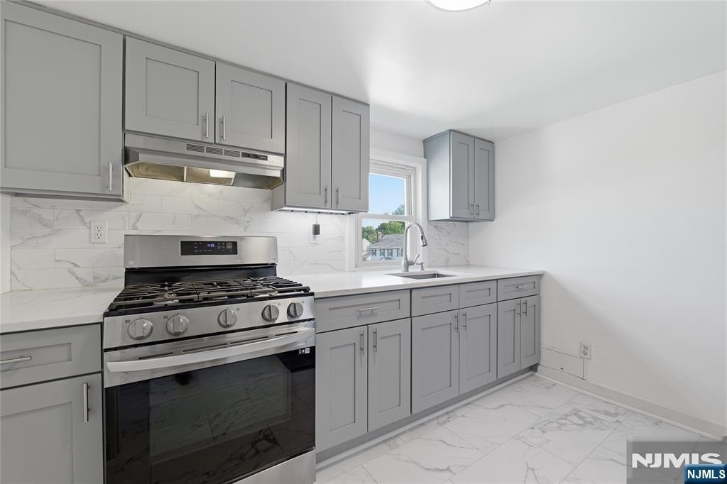 76 Schuyler - Photo 2