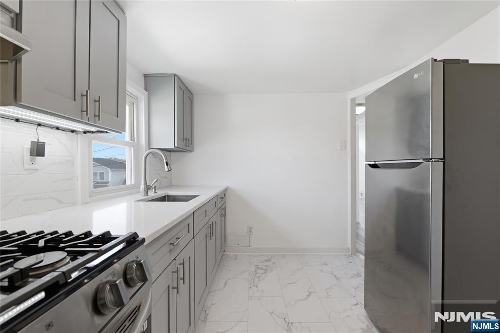 76 Schuyler - Photo 3