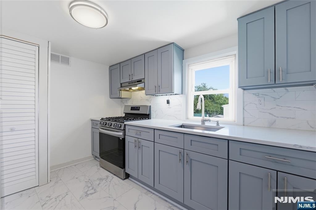 76 Schuyler - Photo 0