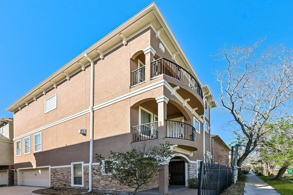 912 W 25th Street - Photo 0
