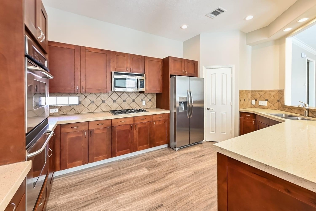 912 W 25th Street - Photo 5