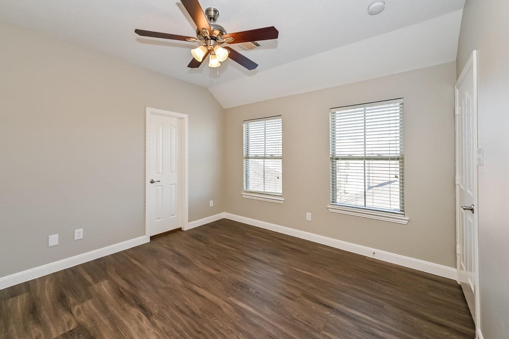 912 W 25th Street - Photo 9