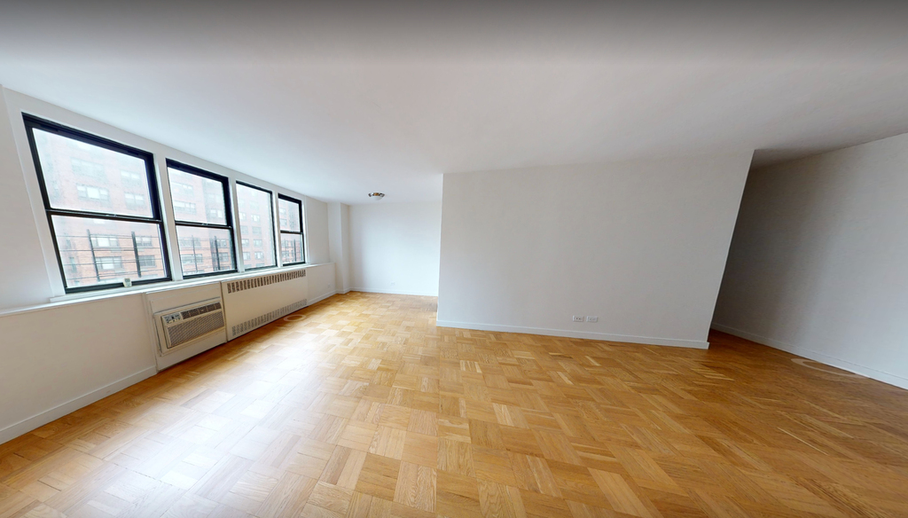 East 79th and York St - Photo 1