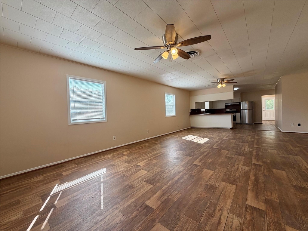703 W 4th Street - Photo 1