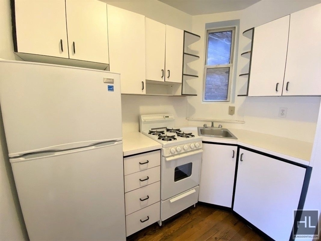 East 81 Street - Photo 1