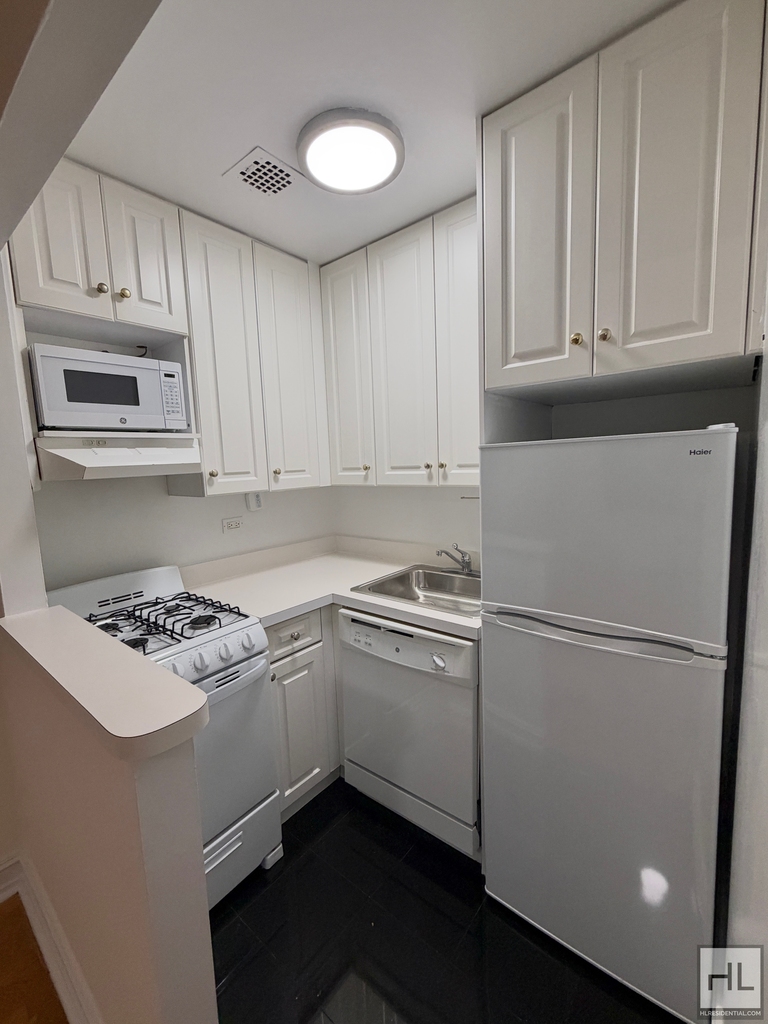 York Avenue - Photo 1