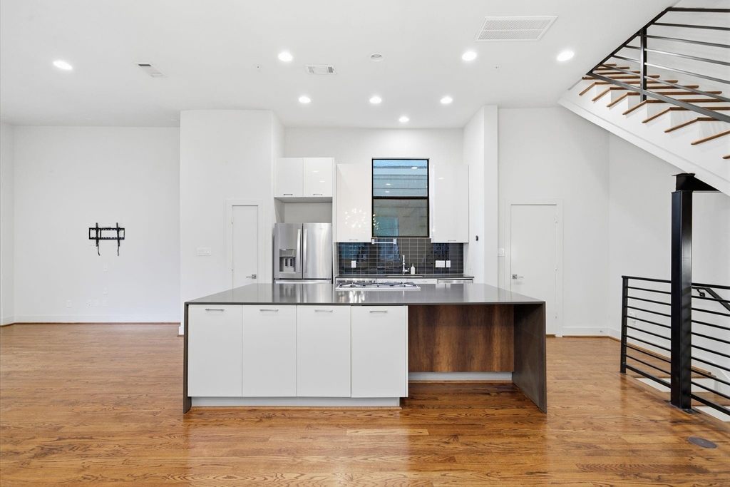 1215 Summer Street - Photo 3