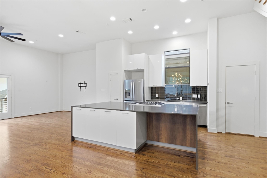 1215 Summer Street - Photo 4