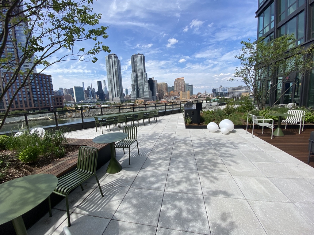 Commercial St in north Greenpoint - Photo 5