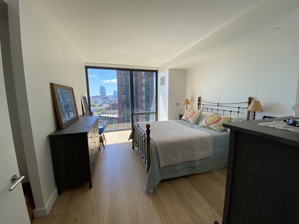 Commercial St in north Greenpoint - Photo 2