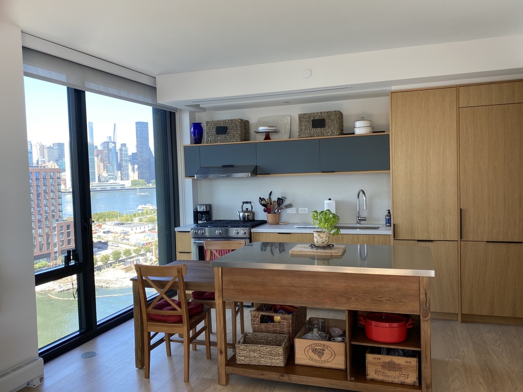 Commercial St in north Greenpoint - Photo 1