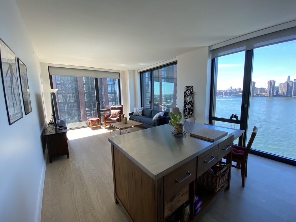 Commercial St in north Greenpoint - Photo 0