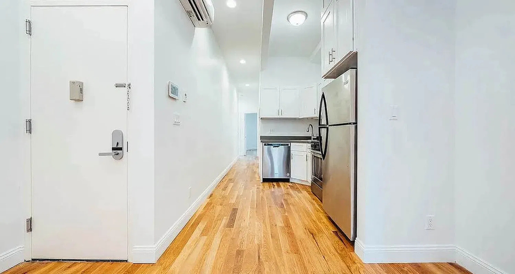 295 Wyckoff Avenue - Photo 6