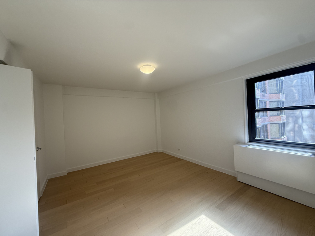 222 East 39th Street - Photo 9