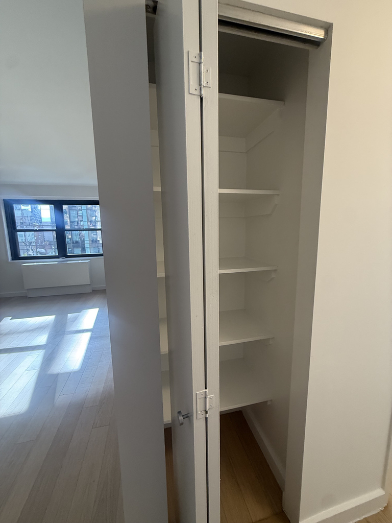 222 East 39th Street - Photo 5
