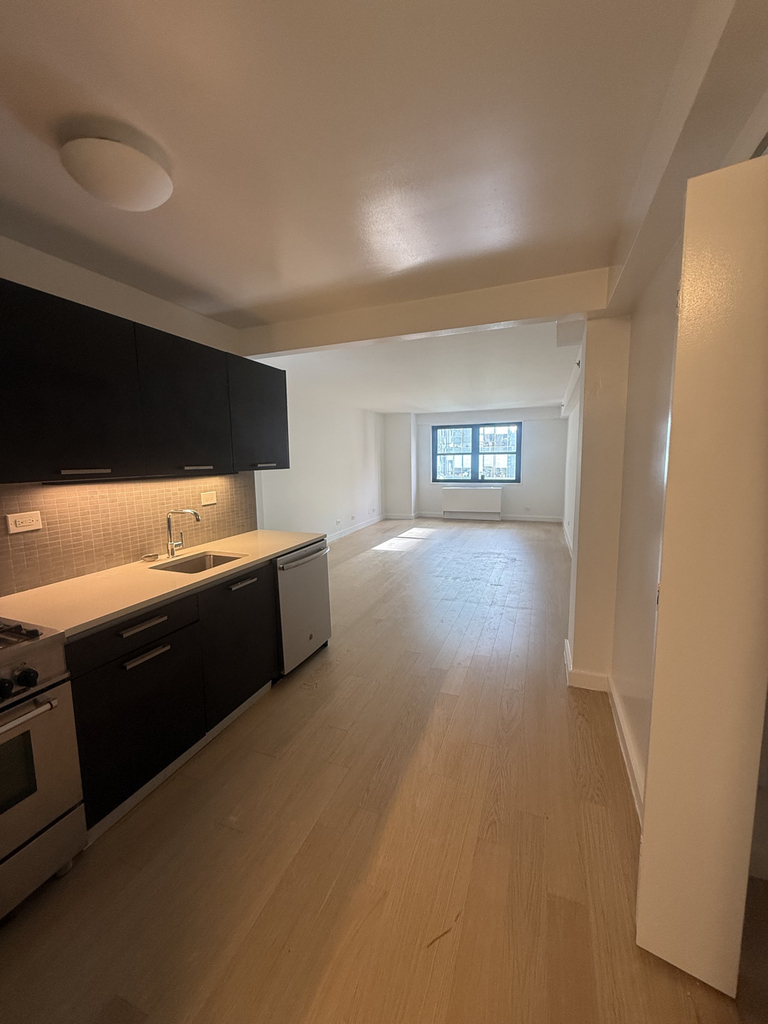 222 East 39th Street - Photo 2