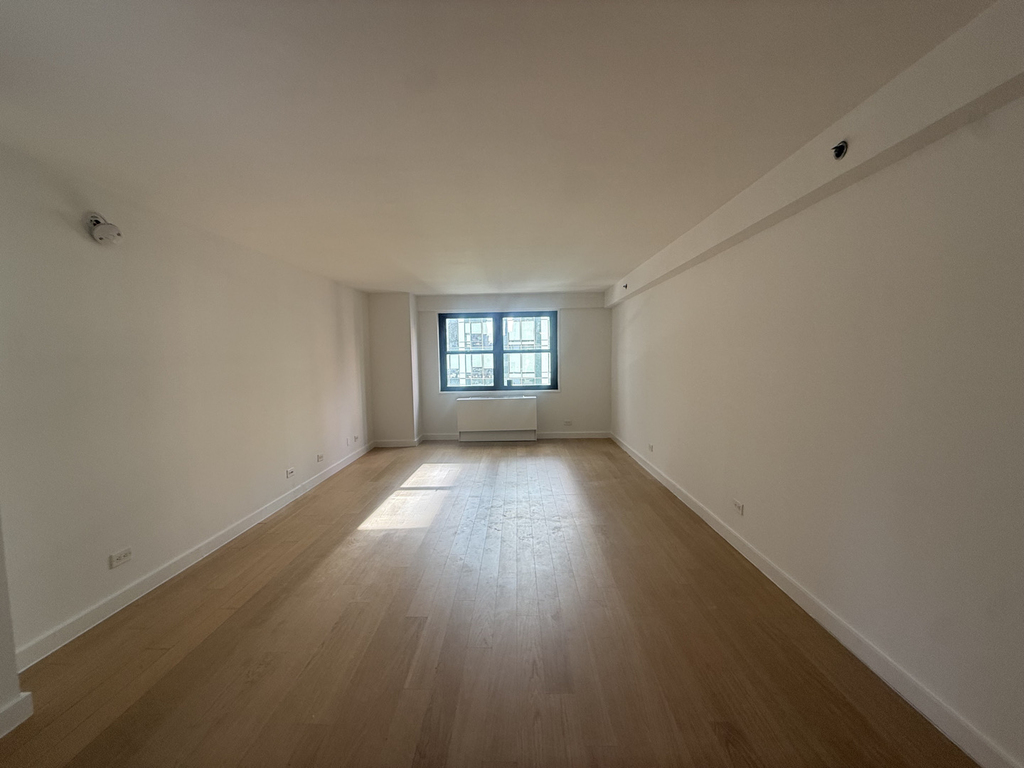 222 East 39th Street - Photo 0