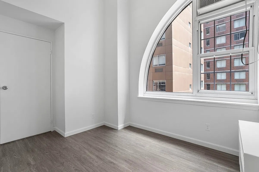 Near Gold Street and Fulton Street - Photo 5