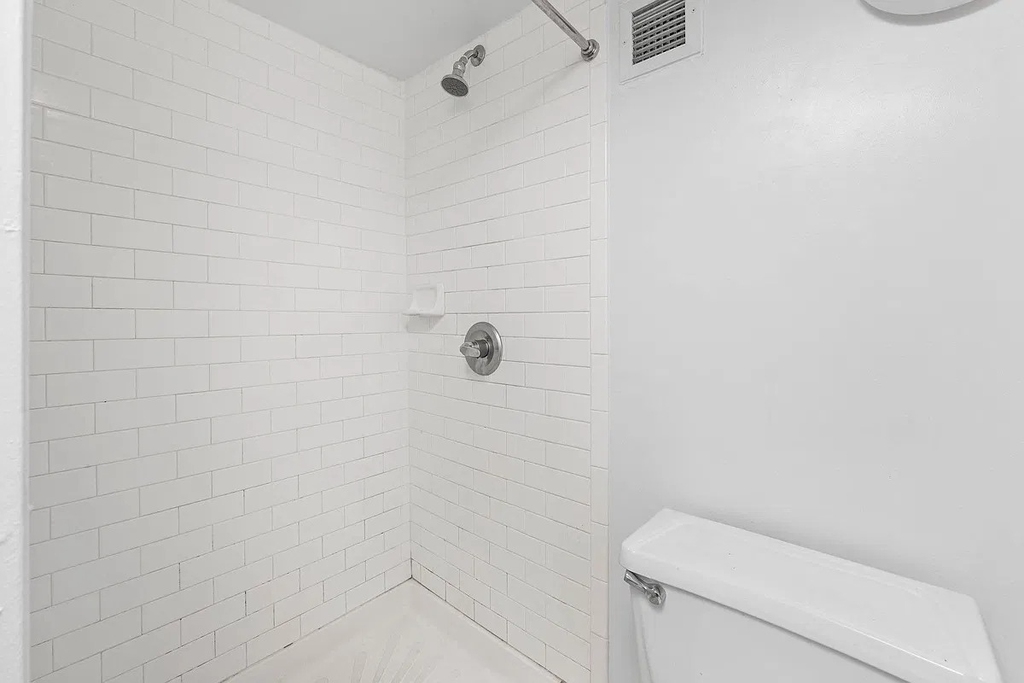 Near Gold Street and Fulton Street - Photo 10
