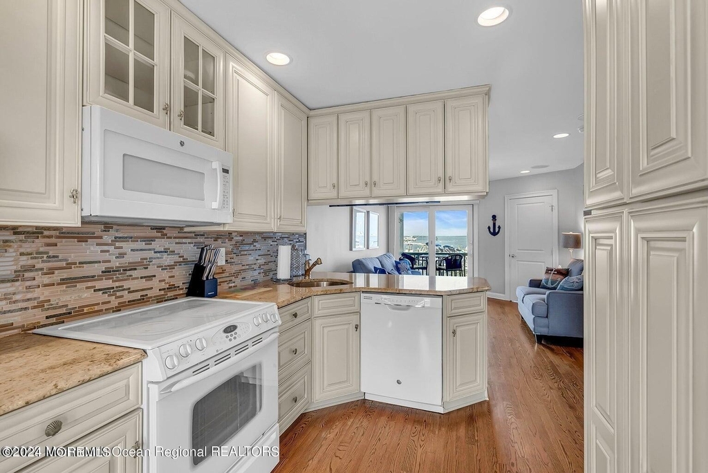1919 Bay Boulevard - Photo 12