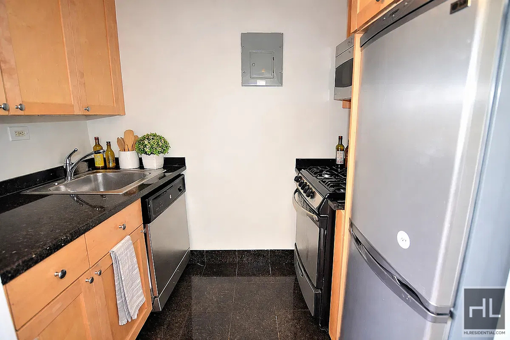 Second Avenue - Photo 2