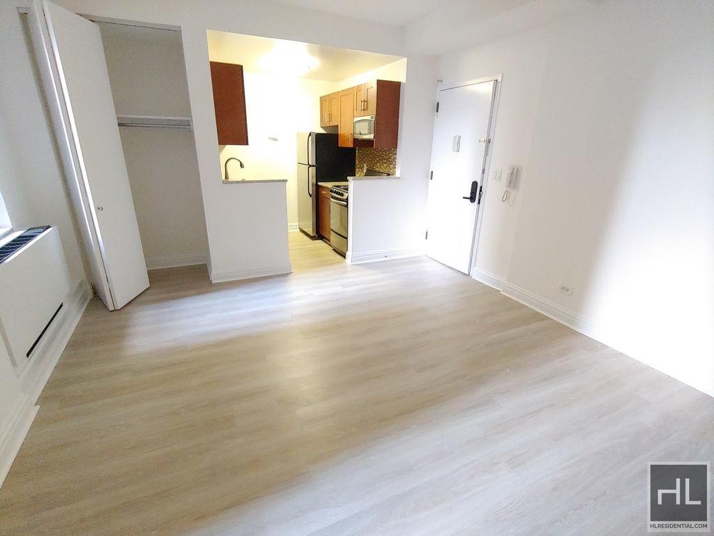 West 34th Street - Photo 1