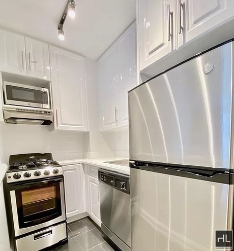 West 16 Street - Photo 1
