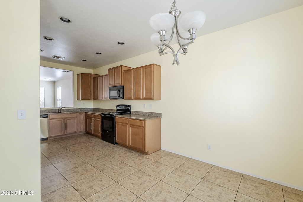 10017 W Raymond Street - Photo 9