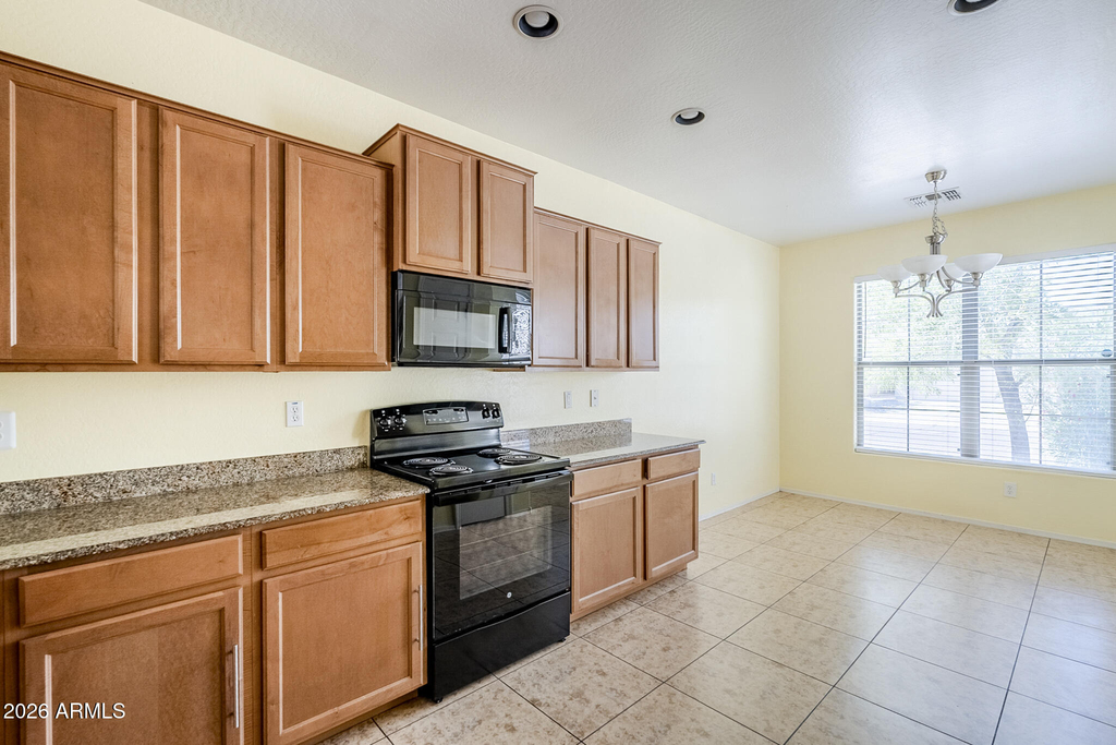 10017 W Raymond Street - Photo 4