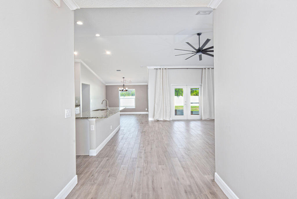 673 Sw Mchole Avenue - Photo 2
