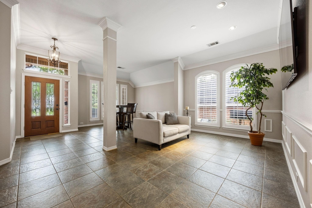 221 Freedom Court - Photo 2