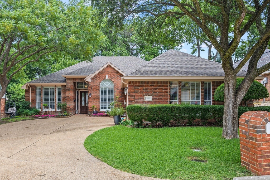 221 Freedom Court - Photo 0