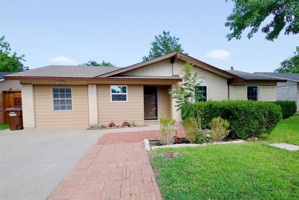 2708 N Avenue - Photo 1