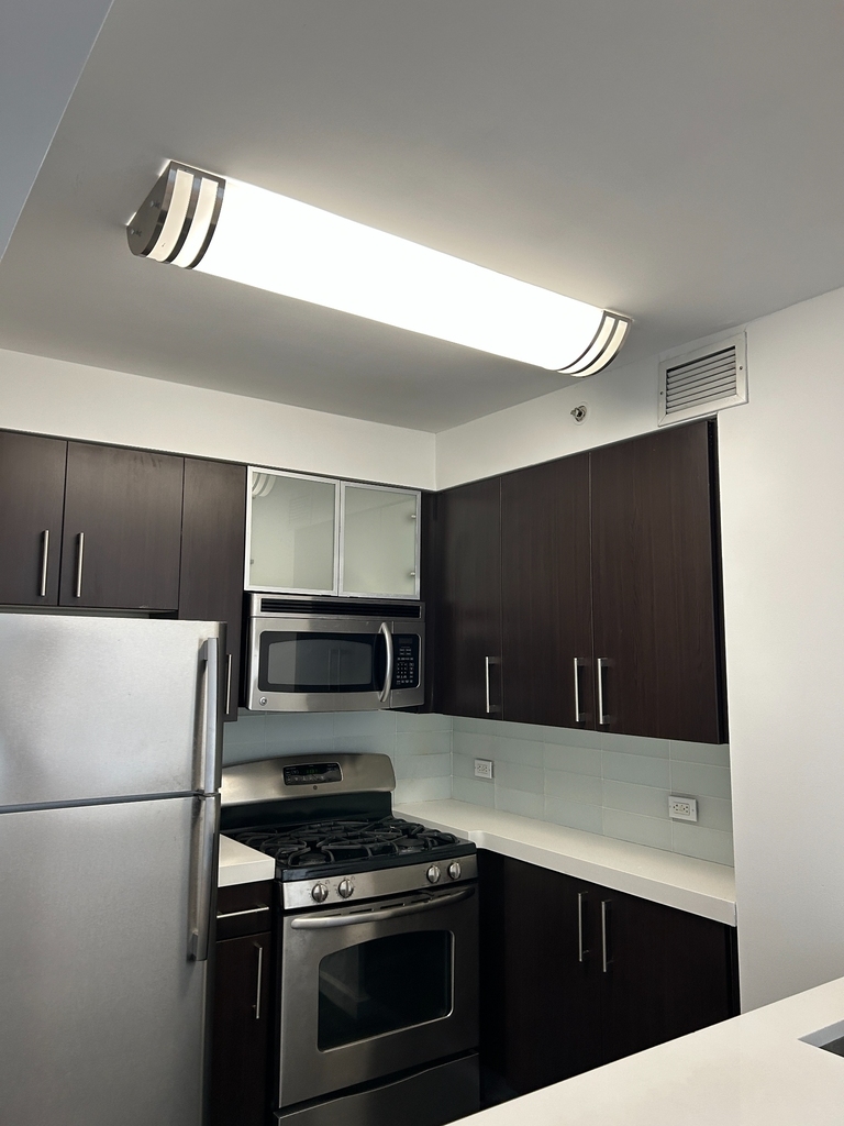 West 37th Street - Photo 7