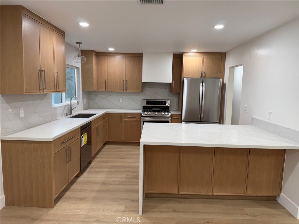 685 Center St - Photo 4