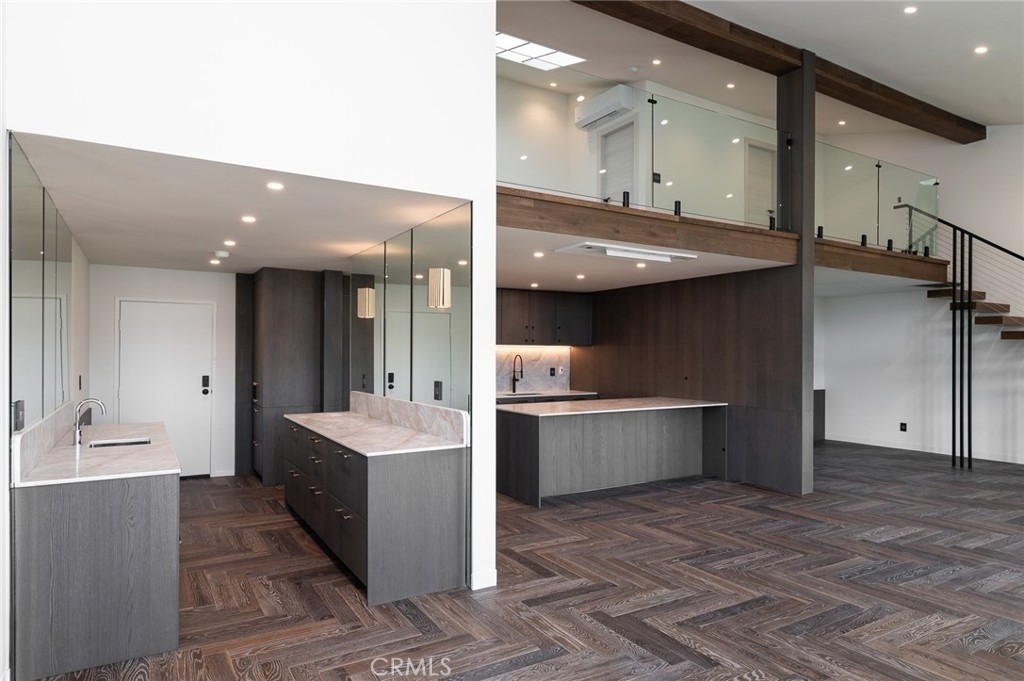 320 E Stocker Street - Photo 6