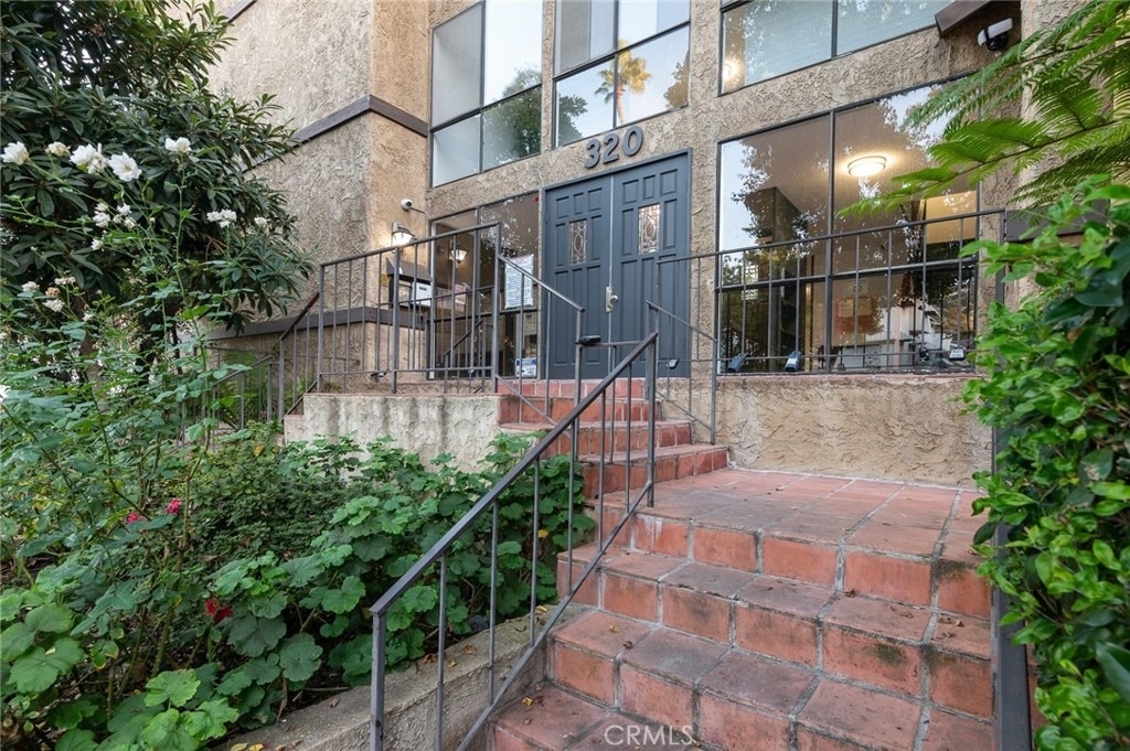 320 E Stocker Street - Photo 47
