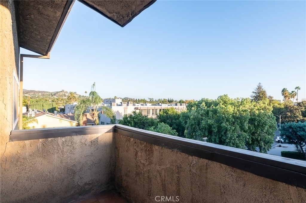 320 E Stocker Street - Photo 34