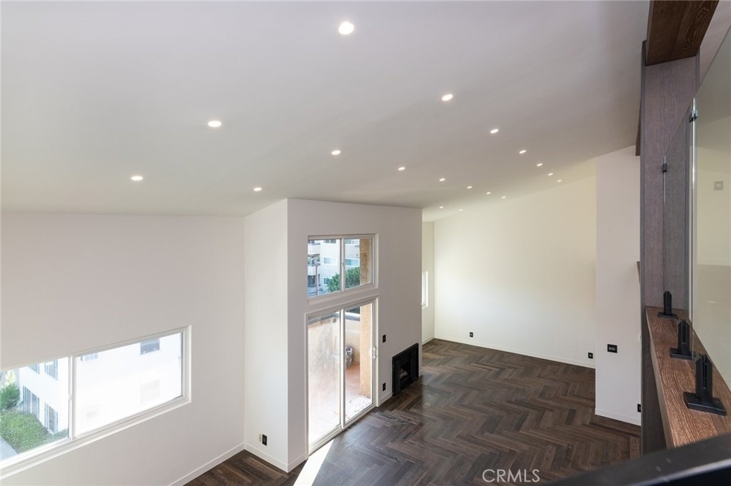 320 E Stocker Street - Photo 22