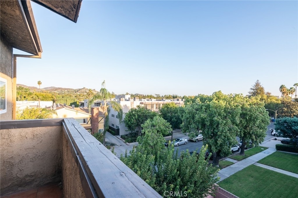 320 E Stocker Street - Photo 36