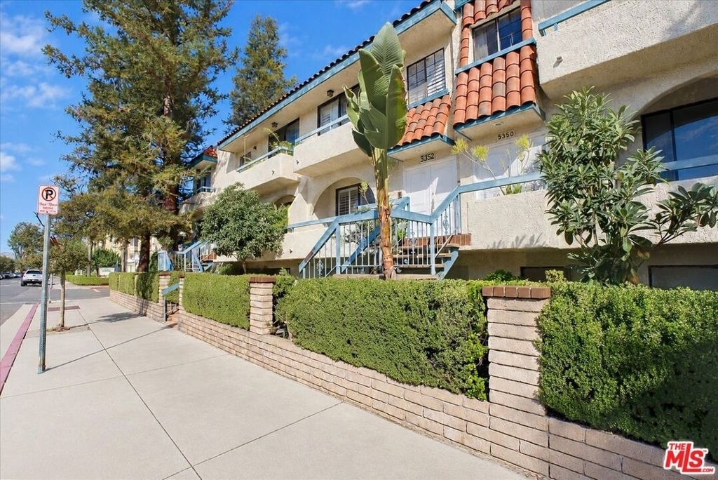 5352 Zelzah Avenue - Photo 1