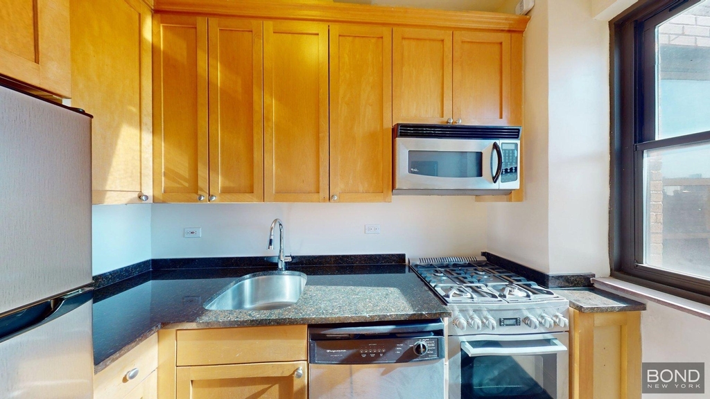 Second Avenue - Photo 2