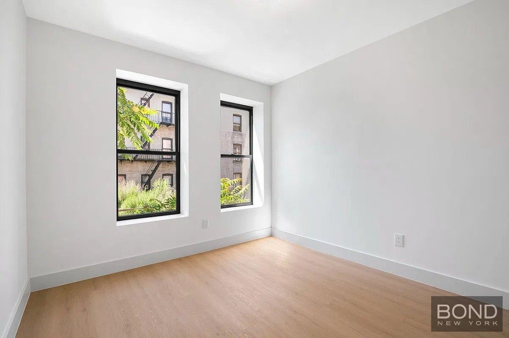 Montgomery Street - Photo 1