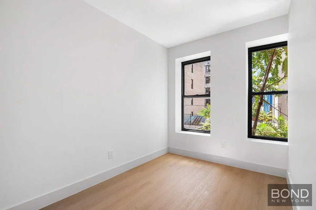 Montgomery Street - Photo 2