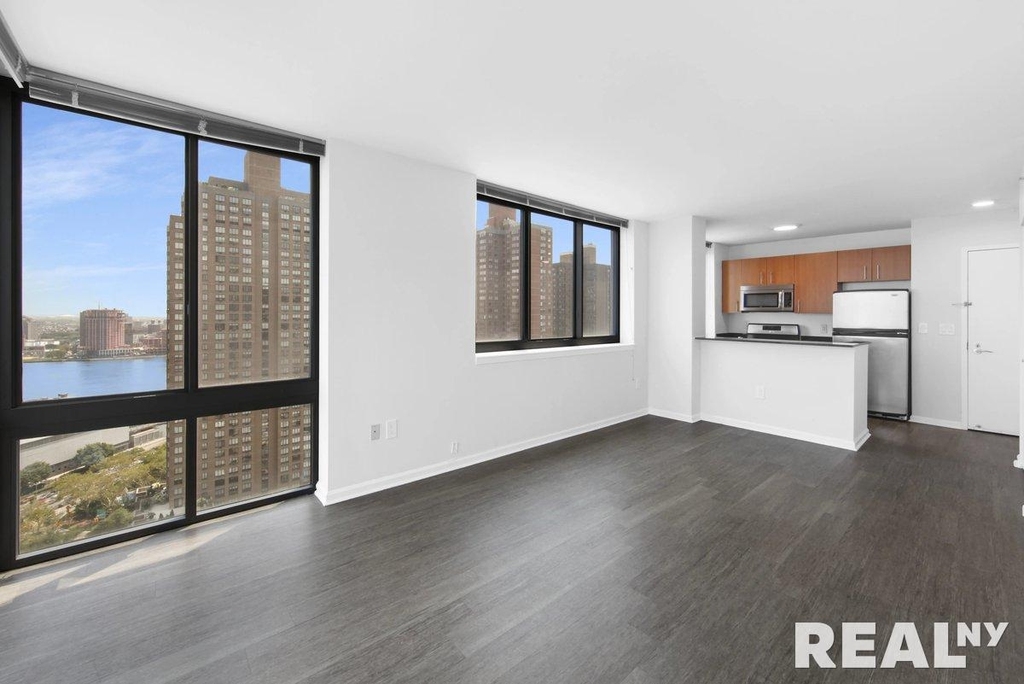 E 92nd St - Photo 2