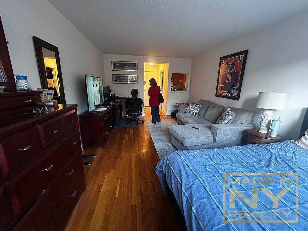 320 W 30th Street - Photo 1