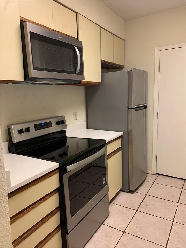 807 W 25th St - Photo 2