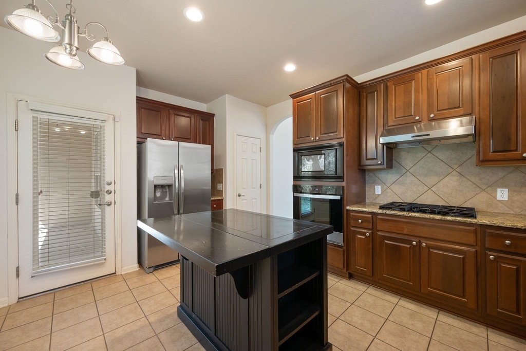 7901 Southwest Pkwy - Photo 14
