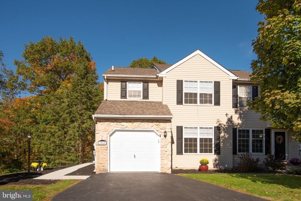 1262 Oxford Circle - Photo 1