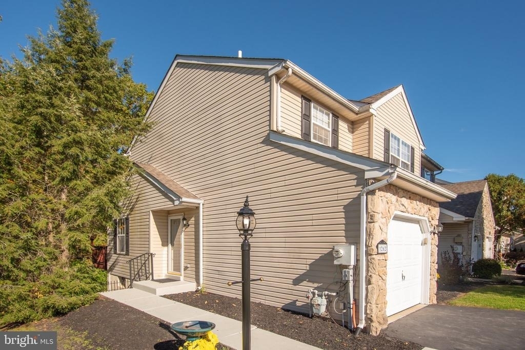 1262 Oxford Circle - Photo 2